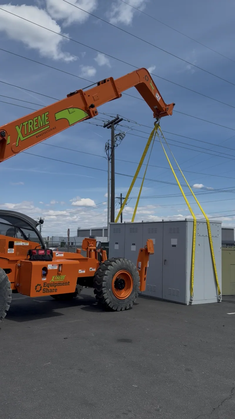 A telehandler moving equipment to the load-out point